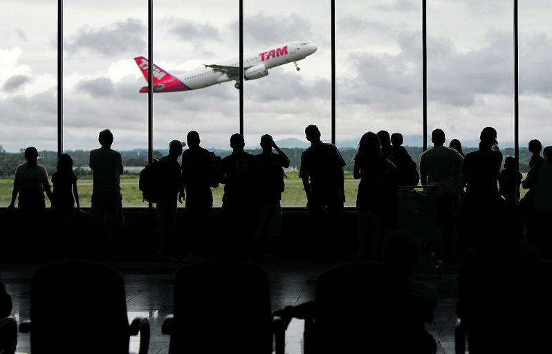 Pesquisa mostra que 6,5% dos brasileiros querem viajar ao exterior nos próximos seis meses ano passado, porcentual era de 7,2% | Jonathan Campos/Gazeta do Povo