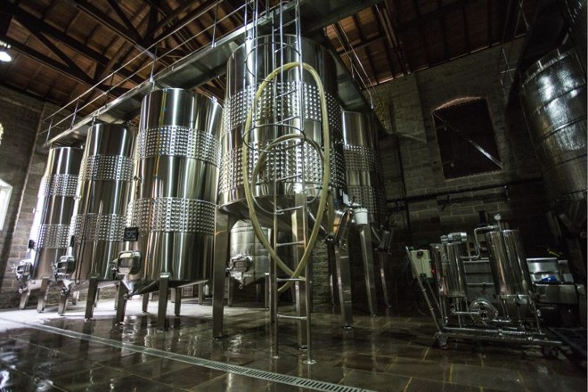 A vinícola cresceu no ritmo da produção. Depois das pipas de madeira, chegaram as de inox |