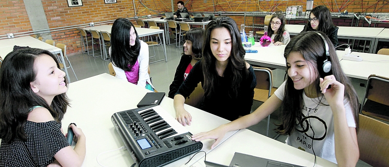 Alunas do Colégio Bandeirantes, de São Paulo, numa das oficinas multidisciplinares da escola | Evelson de Freitas/Estadão Conteúdo