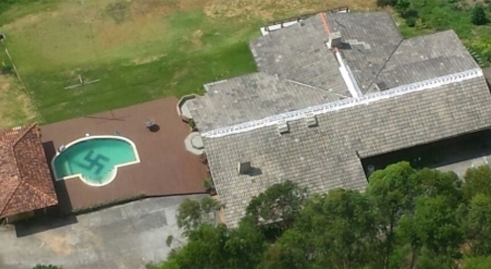 Imagem aérea flagrou o símbolo nazista no fundo da piscina | Polícia Civil de SC/ Divulgação