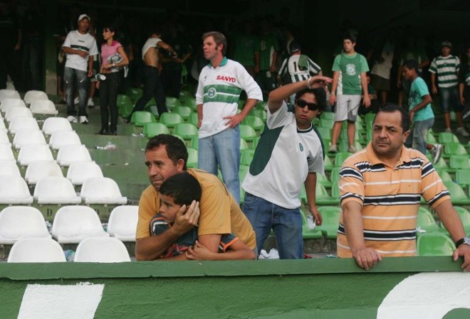 O pai tenta defender o filho, em uma das mais fortes cenas do Coritiba x Fluminense de 6 de dezembro de 2009. |