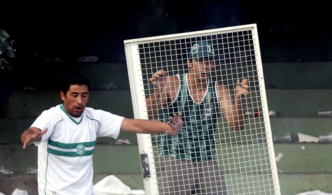 Grade da arquibancada arrancada por torcedor. |