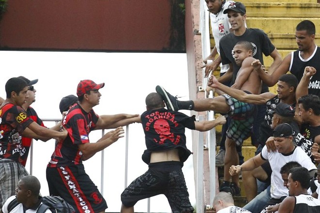 O confronto entre atleticanos e vascaínos deixou o jogo parado por mais de uma hora. |