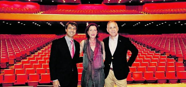 O diretor de Comunicação da Renault do Brasil, Caíque Ferreira (à esq.), com a diretora-presidente do Centro Cultural Teatro Guaíra, Monica Rischbieter, e o secretário da Cultura, Paulino Viapiana, na cerimônia de entrega do projeto de restauro do Grande Auditório, o Guairão, nesta sexta-feira | Luiz Costa/La Imagem