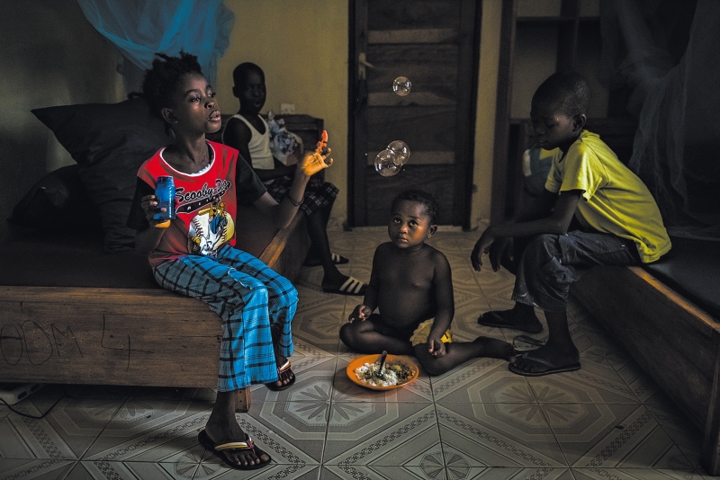 Sweetie Sweetie (na foto, sentada no chão) hoje vive em um orfanato em Serra Leoa; estima-se que 10 mil crianças tenham perdido seus pais para o ebola somente nos últimos meses | Daniel Berehulak/The New York Times