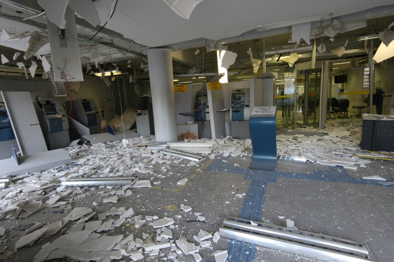 Na foto, uma explosão ocorrida em uma agência do Banco do Brasil, em Piraquara, em 21 de outubro. Ataques estão mais violentos | Aniele Nascimento/Gazeta do Povo