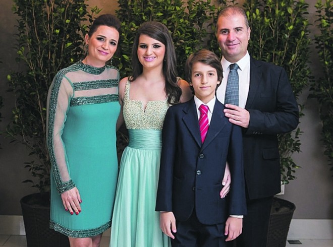 Tendo ao lado os pais, Fabiane