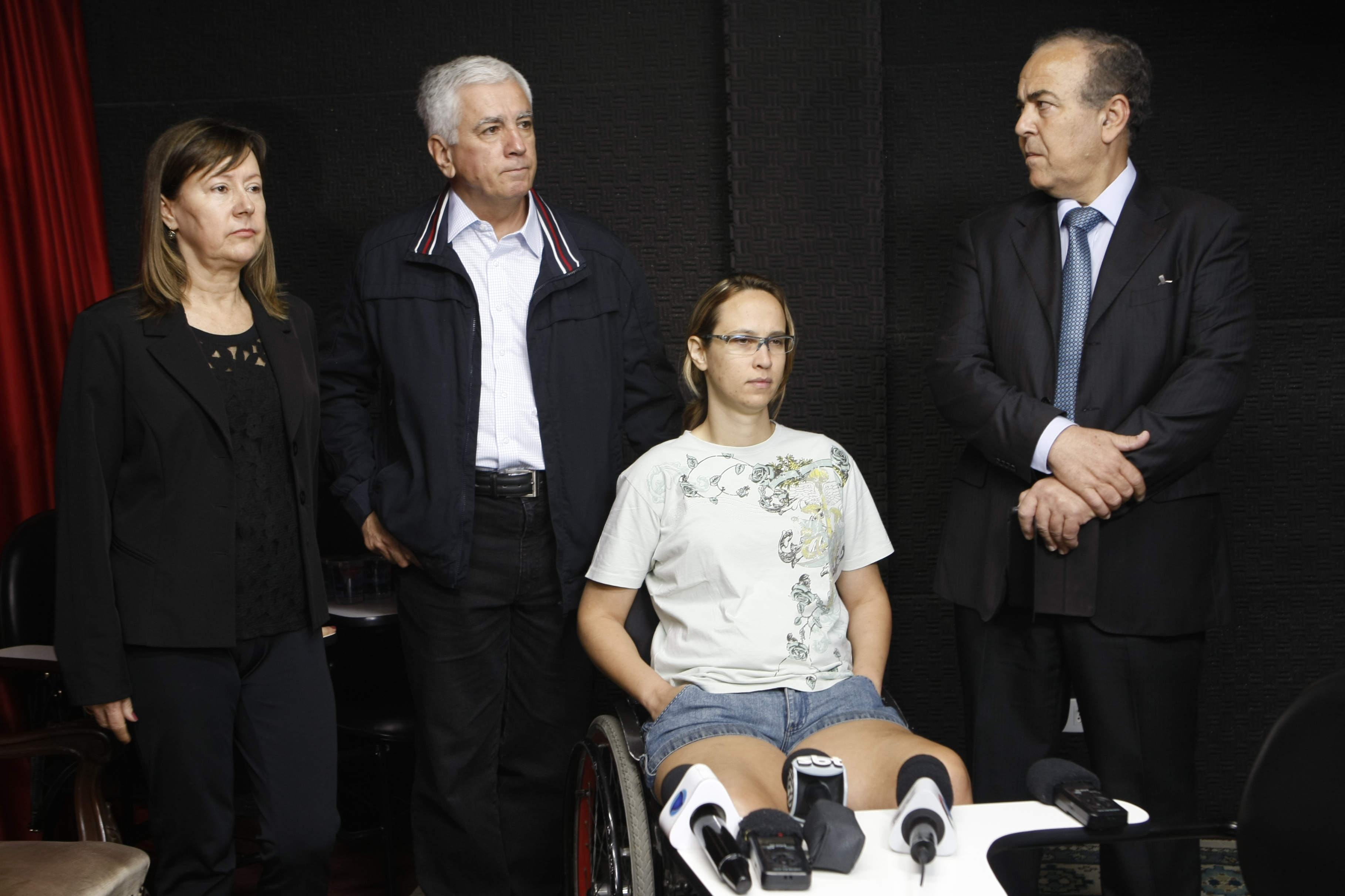 Monik (ao centro) junto com os pais de Osíris del Corso (à esq.) e o advogado Elias Mattar Assad (à dir.) | Aniele Nascimento/Agência de Notícias Gazeta do Povo