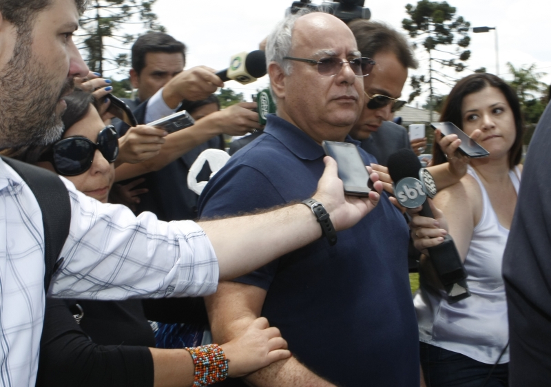 Duque cercado por jornalistas: Só quero ver minha família | Aniele Nascimento/ Gazeta do Povo