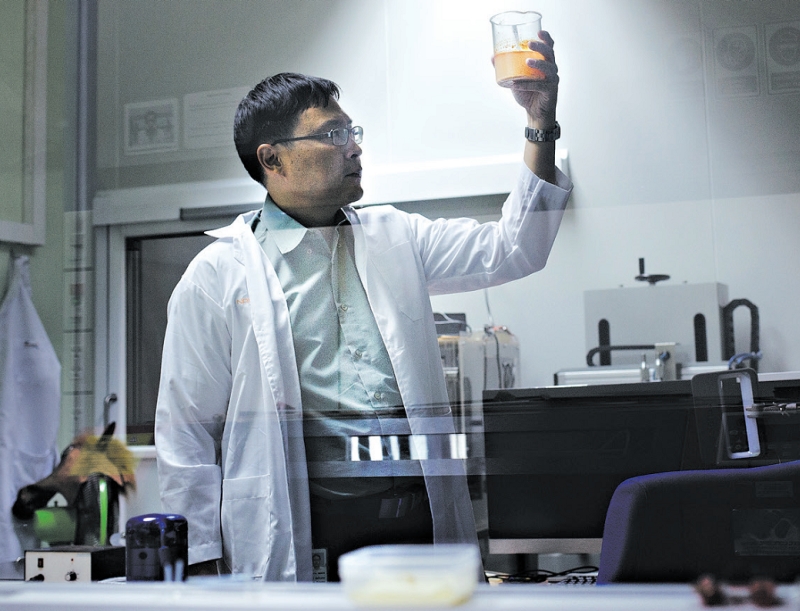 Sirapat Pratontep ajudou a desenvolver máquina que usa sensores para avaliar autentici-dade de pratos | giorgio taraschi para The New York Times