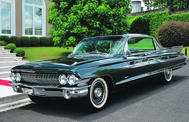 Fevereiro - Cadillac Sedan DeVille 1961: O nome DeVille (carro de cidade, em francês) foi usado em vários modelos de luxo da Cadillac. A versão do médico Luiz Fernando Grocoske, 76 anos, foi a última a adotar o célebre rabo de peixe. Também não trazia a coluna B, o que possibilitava uma visibilidade total aos ocupantes. O carro possui motor V8 390, de 325 cv, associado a um câmbio automático de três marchas |