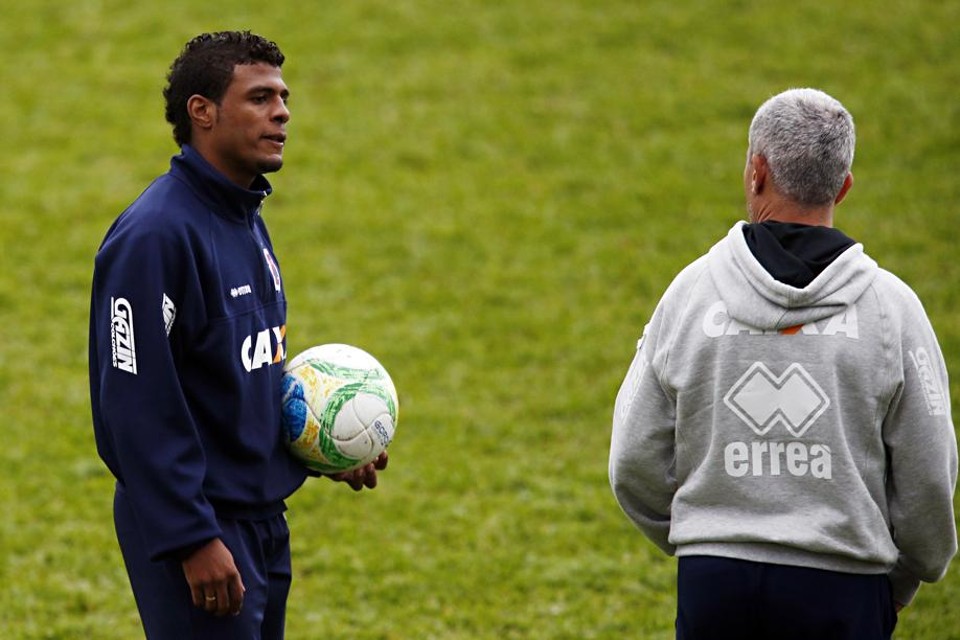 Auremir conversa com Ricardinho em treino |
