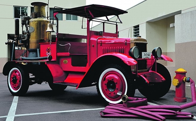 Outubro - Morris Commercial 1928: Homenageado neste calendário, o caminhão autobomba é um dos patrimônios do Corpo de Bombeiros de Curitiba. Para bombear a água instalou-se no veículo um equipamento a vapor, construído em 1897. Isso significa que para apagar o fogo, os bombeiros precisavam também de fogo para a queima de lenha. O britânico Morris Commercial foi utilizado até 1960 pela corporação |