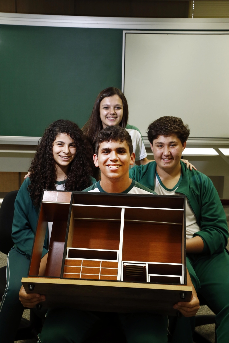 Nathan Sozzi (ao centro) e seus colegas de sala e de empresa. | Albari Rosa/Gazeta do Povo