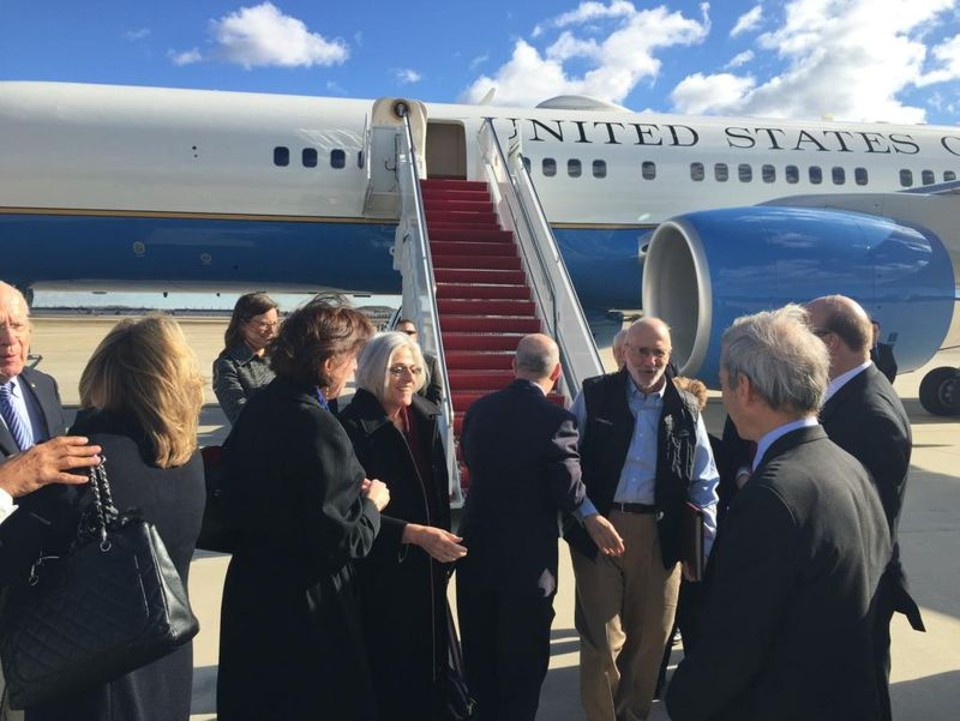 Cuba liberta americano que estava preso no país há cinco anos Alan Gross (de camisa azul e colete) desembarca na base aérea de Maryland | Reuters