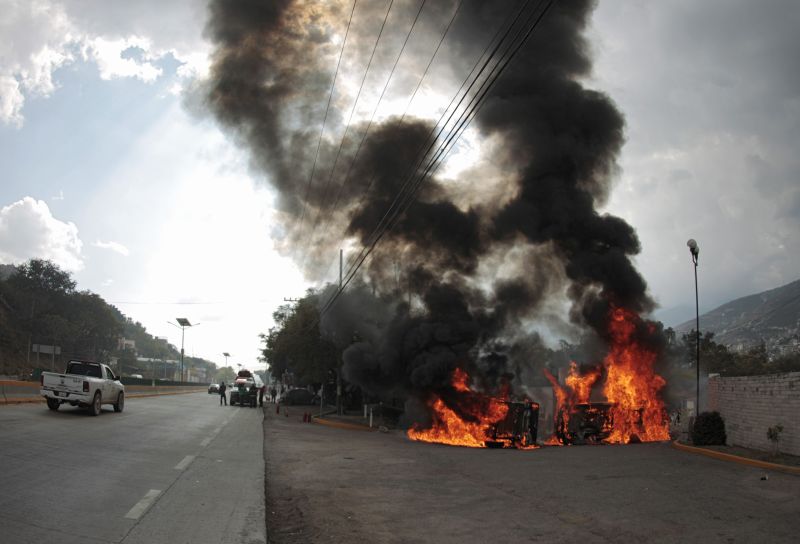 Veículos foram incendiados durante os confrontos em Guerrero | REUTERS/Jorge Dan Lopez