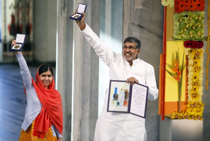 Malala Yousafzai e Kailash Satyarthi exibem medalhas do Nobel da Paz | Cornelius Poppe/Reuters