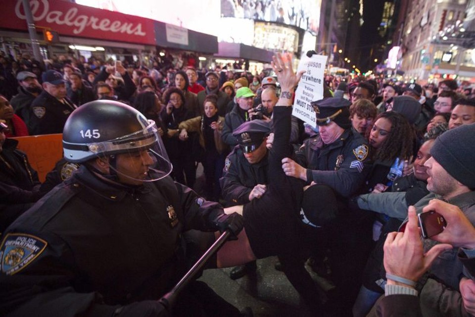 Policiais seguram manifestante durante protesto em Nova York | Michael Negle/Efe