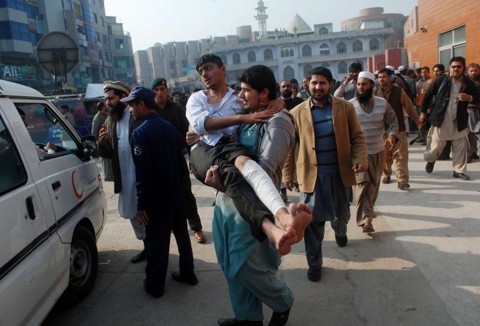 Taliban ataca escola no Paquistão e deixa 141 mortos Soldados carregam estudante ferido em ataque a escola no Paquistão | Khuram Parvez/Reuters