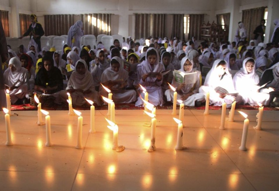 Paquistão amanhece com escolas fechadas após massacre Estudantes de Hyderabad rezam pelas vítimas de ataque a escola | Nadeem Khawer/Efe