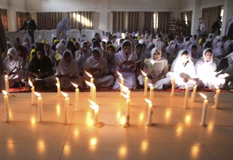 Paquistão amanhece com escolas fechadas após massacre Estudantes de Hyderabad rezam pelas vítimas de ataque a escola | Nadeem Khawer/Efe