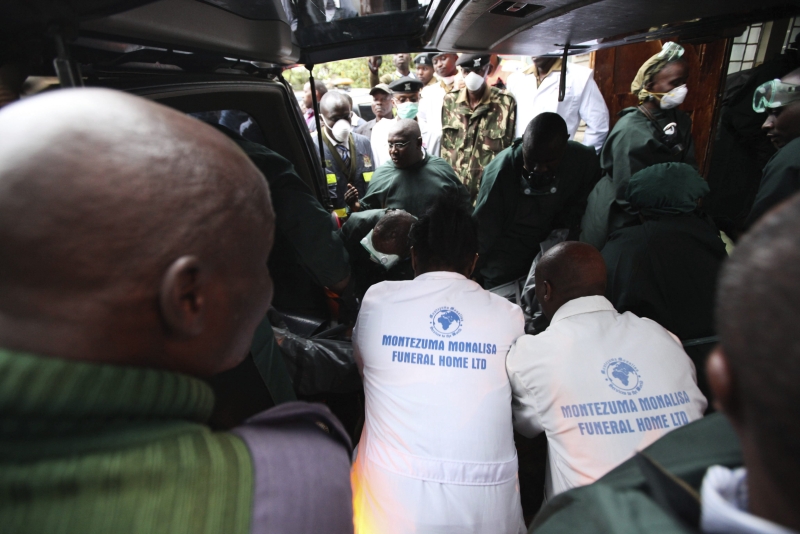 Autoridades retiram corpos do local do atataque no Quênia | Daneil Jrungu/EFE