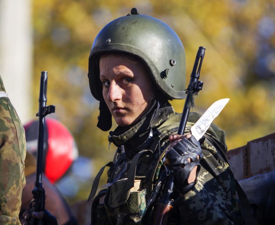Rebelde pró-Rússia em caminhão que se dirige ao Aeroporto Internacional Sergey Prokofiev para lutar contra forças leais ao governo ucraniano | REUTERS/Shamil Zhumatov