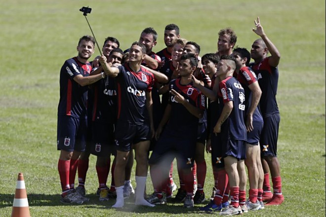 Jogadores do Paraná se juntam para tirar foto com o bastão de tirar selfie | Felipe Rosa / Tribuna do Paraná