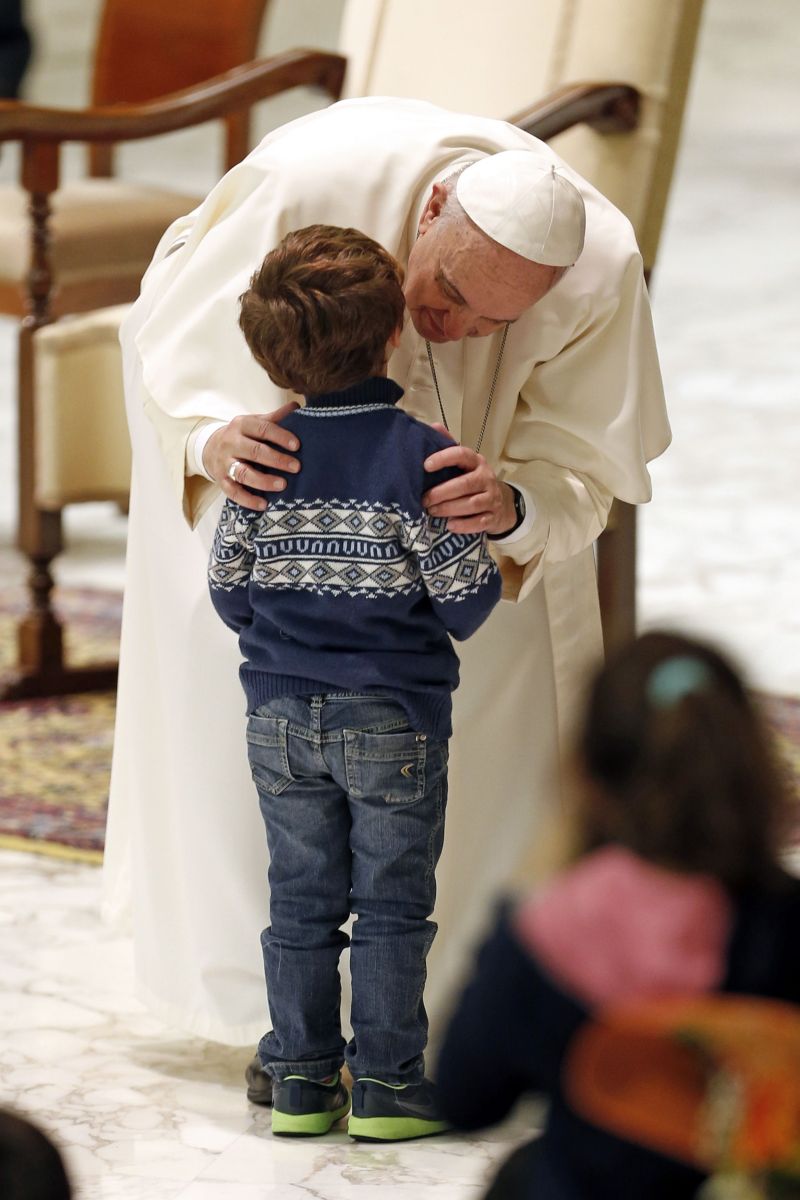 Papa Francisco beija criança durante encontro com famílias no Vaticano | Giampiero Sposito/Reuters
