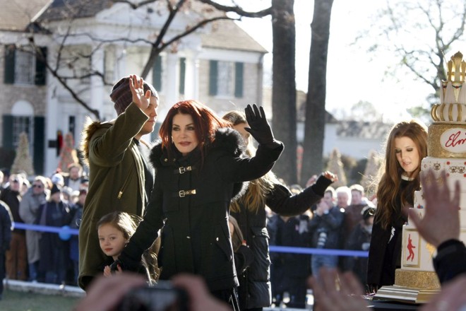 A ex-esposa do ícone da música, Priscilla Presley, e sua única filha, Lisa Marie, durante o evento | 