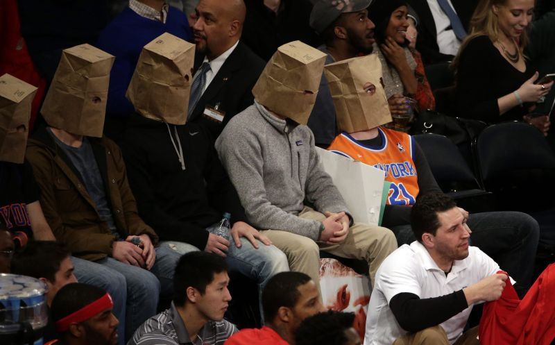 Torcedores do New York Knicks usam sacos na cabeça para protestar contra a péssima campanha do time na NBA. | Jason Szenes/EFE
