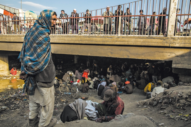 Afegãos viciados em heroína criam um verdadeiro espetáculo para os curiosos em uma ponte de Cabul | Brayan Denton/The New York Times