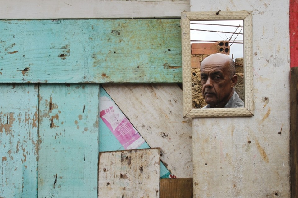 Nelio Naja se olha no espelho do acanhado casebre onde vive: "Deixei uma ponte queimada. Há um cânion entre o muay thai e eu." | Jonathan Campos/Gazeta do Povo