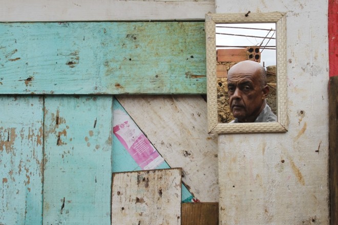Nelio Naja se olha no espelho do acanhado casebre onde vive: "Deixei uma ponte queimada. Há um cânion entre o muay thai e eu." | Jonathan Campos/Gazeta do Povo