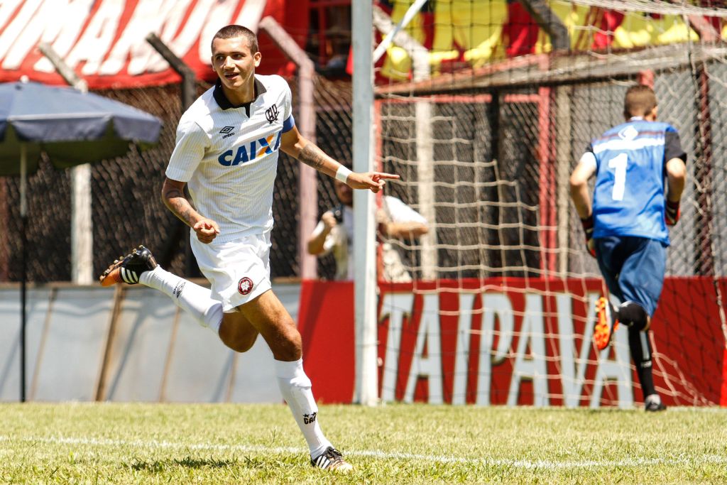 Bruno Mota comemora o gol que classificou o Atlético para a segunda fase da Copa São Paulo. | Ale Vianna/ Folhapress