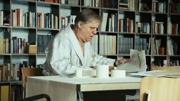 Cena de Fraktur em que o empresário constata mudanças em seu jornal preferido. | Divulgação