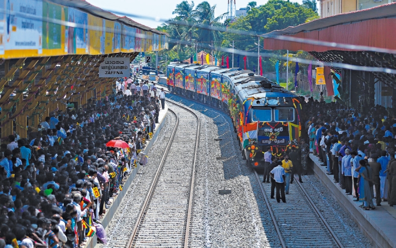 Pessoas de etnia tâmil reuniram-se no dia 13 de outubro para saudar o Rainha de Jaffna, que voltou a funcionar após 24 anos | Eranga Jayawardena/Associated Press