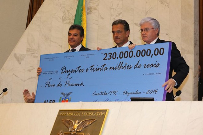 Beto Richa recebe cheque da direção da Assembleia | 