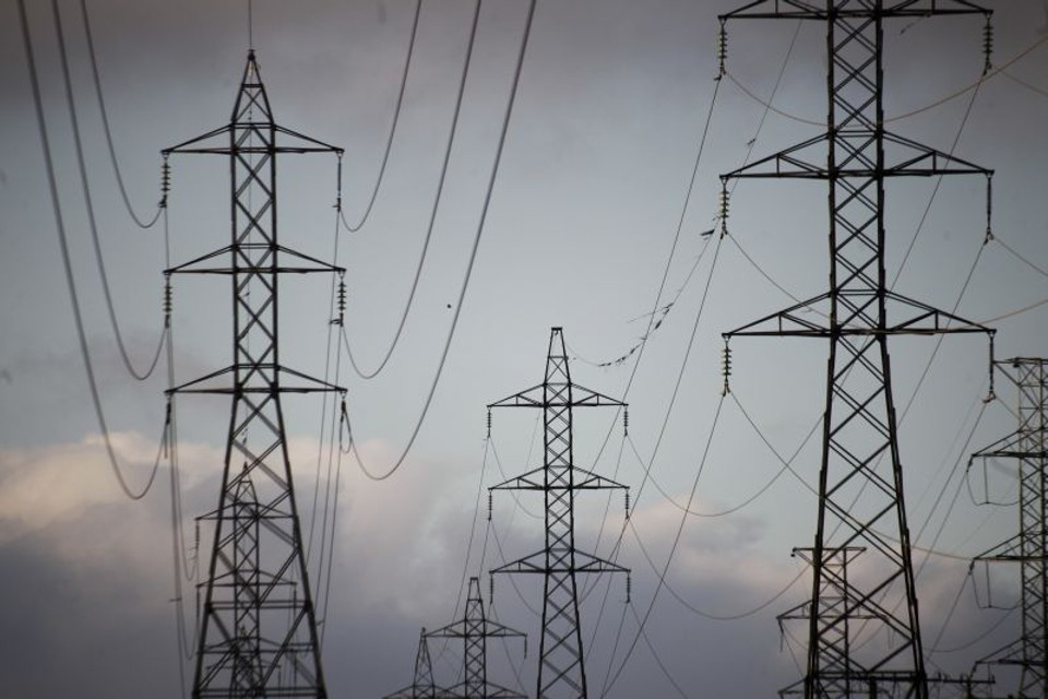 A falta de capacidade das distribuidoras em pagar suas contas mensais se tornou um problema para o governo desde janeiro de 2014 | Daniel Castellano/Gazeta do Povo