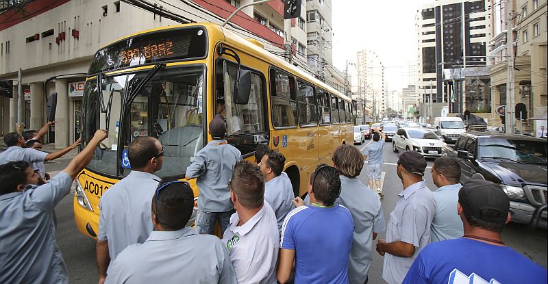 Com os vales atrasados, motoristas e cobradores entraram em greve. Anteontem, alguns profissionais chegaram a ser ameaçados pelos colegas ao tentar voltar ao trabalho | Daniel Castellano/Gazeta do Povo