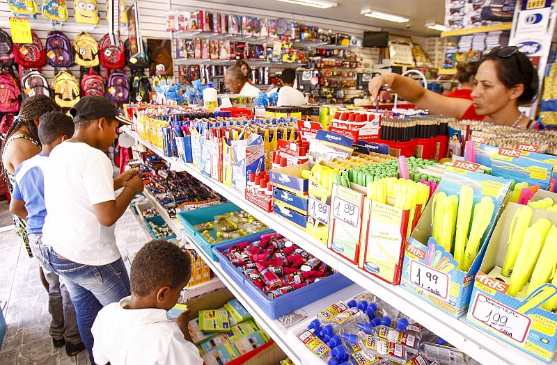 Entre os materiais pesquisados pelo Procon-PR, 29 itens registraram diferença igual ou acima de 100% | Hugo Harada/Gazeta do Povo