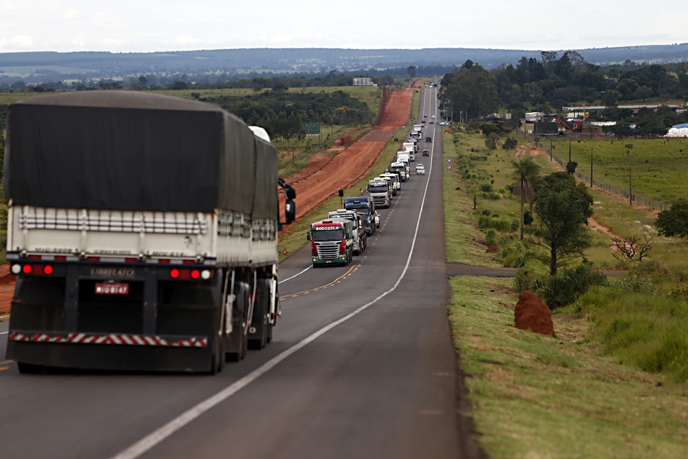 Em pleno domingo, carretas fazem comboio após atravessar a divisa de Mato Grosso com Mato Grosso do Sul. | Foto: Albari Rosa/gazeta Do Povo