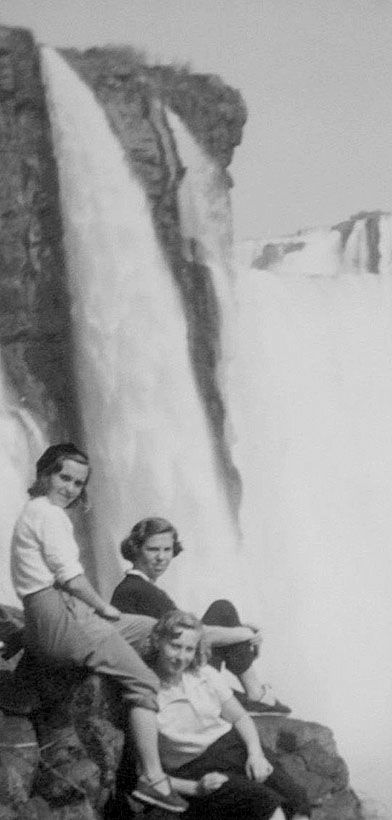 Família posa para foto próxima de uma das quedas, uma ousadia hoje proibida aos visitantes | Espaço Memória das Cataratas/Fotos Públicas