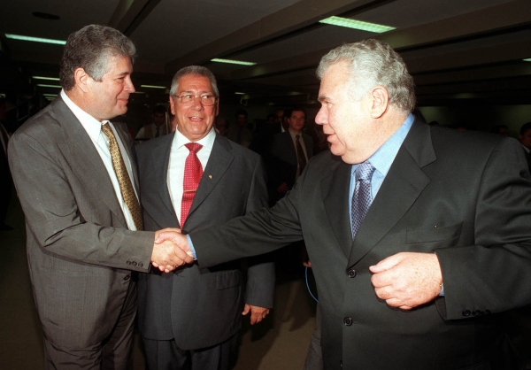 Requião/Alvaro/Osmar x Lerner: Essa briga é antiga, de 1997. Os três senadores do Paraná à época  Roberto Requião (PMDB) e os irmãos Alvaro e Osmar Dias, ambos no PSDB  se uniram para inviabilizar empréstimos internacionais negociados pelo então pedetista Jaime Lerner, governador do estado. Baseado em pareceres técnicos da Secretaria do Tesouro Nacional, Osmar, relator da proposta, votou contra o repasse de R$ 476 milhões, que seriam aplicados em projetos de educação, saneamento (ParanaSan) e agricultura (Paraná 12 meses). Em valores atuais, corrigidos pelo IGP-M, o montante seria de quase R$ 1,9 bilhão. A alegação era de que o Paraná não tinha capacidade de endividamento. Sem alternativa, Lerner se viu obrigado a migrar para o PFL (atual DEM), fazendo a corte ao governo Fernando Henrique Cardoso (PSDB). Passados 536 dias, Lerner conseguiu o que queria graças ao voto redigido pelo senador Francelino Pereira (PFL-MG), que substituiu o de Osmar. Capital suficiente para, em 1998, conquistar a reeleição, numa vitória sobre Requião | José Paulo Lacerda/AE/Arquivo