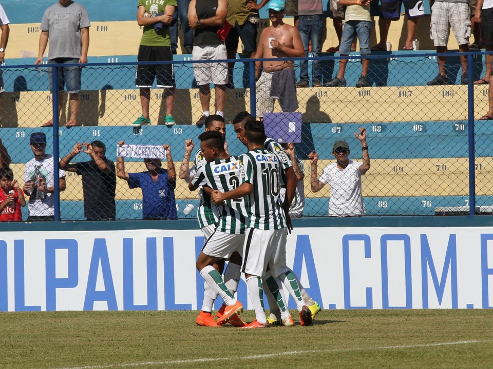 Douglas recebe o cumprimento dos companheiros pelo gol da classificação do Coritiba. | Diego Marinelli/ Coritiba