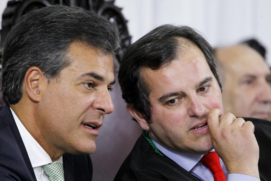 O governador Beto Richa (à esquerda) e o novo presidente do Tribunal de Contas, Ivan Bonilha (à direita) trocaram cochichos durante a cerimônia de posse nessa quinta-feira (15) | Antônio More / Gazeta do Povo