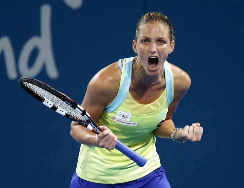 Karolina Pliskova comemora a vitória sobre a bielorrussa Victoria Azarenka na estreia do Torneio de Brisbane, o primeiro de 2015. | Jason Reed/Reuters