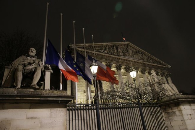 Bandeiras da França indicam luto na frente da Assembleia Nacional, em Paris | Jacky Naegelen/EFE