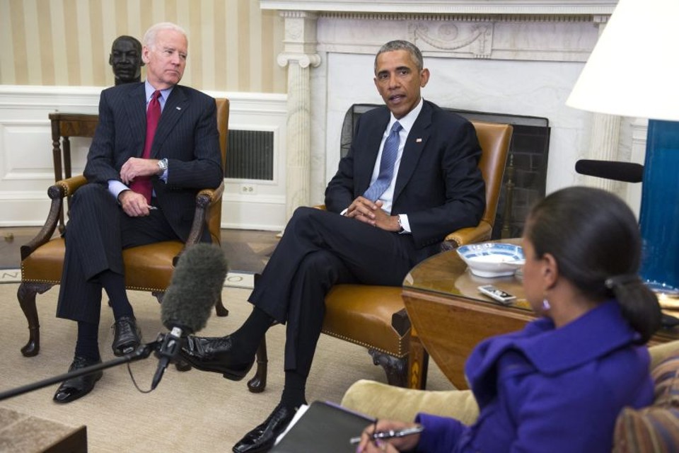 O presidente dos Estados Unidos, Barack Obama, o vice-presidente Joe Biden, e a secretária de Estado Susan Rice durante entrevista sobre o atentado em Paris | Shawn Thew/EFE