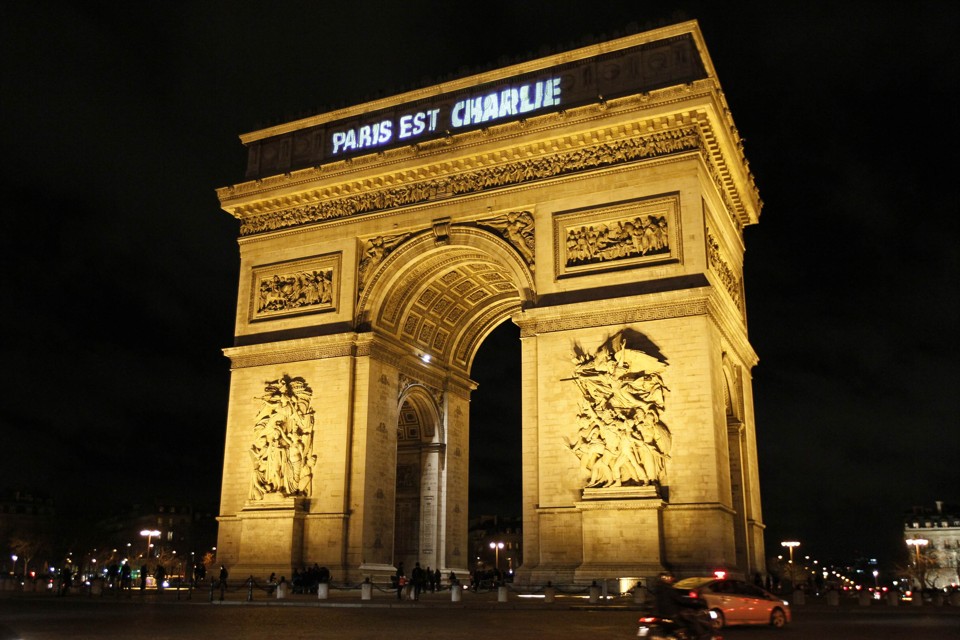 Arco do Triunfo com a mensagem "Paris é Charlie" | Youssef Boudlal/Reuters